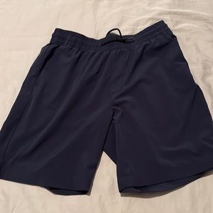 Old Navy mens hyrid short. Size medium.